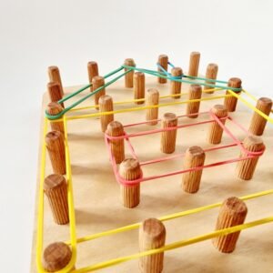 Montessori geoboard lenta (piešimas gumytėmis) dovanos idėja mediniai žaislai