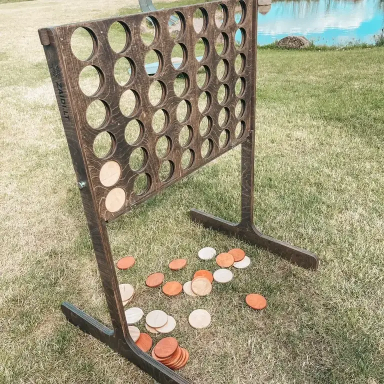 Giant wooden four in a row game Ketvirtas eilėje outdoors