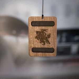 Pakabinamas automobilio kvapas – natūralus, stilingas ir ilgai išliekantis aromatas jūsų kelionėms! Pagamintas Lietuvoje iš aukštos kokybės medžio, lengvai papildomas mėgstamu aromatiniu aliejumi. Užsisakykite iš gamintojo medzio karma