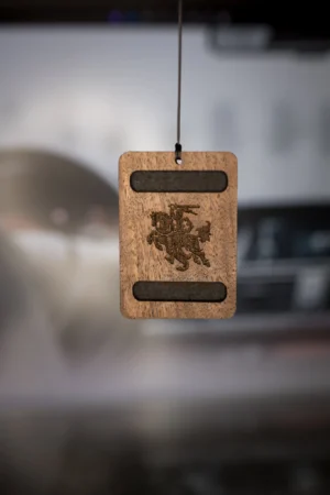 Pakabinamas automobilio kvapas – natūralus, stilingas ir ilgai išliekantis aromatas jūsų kelionėms! Pagamintas Lietuvoje iš aukštos kokybės medžio, lengvai papildomas mėgstamu aromatiniu aliejumi. Užsisakykite iš gamintojo medzio karma