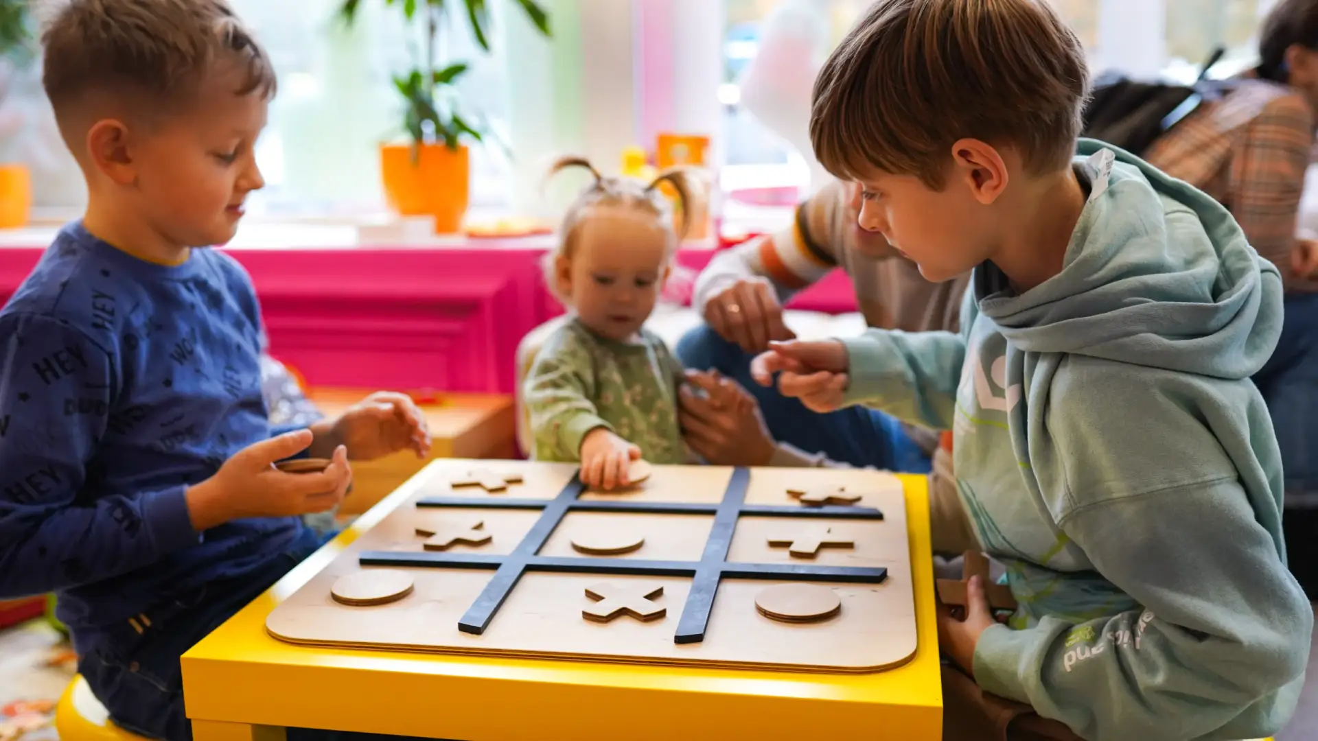 Kryžiukai – Nuliukai – klasikinis strateginis lauko žaidimas, puikiai tinkantis teambuildingams, gimtadieniams, įmonių šventėms ir aktyviam laisvalaikiui! Sudėkite tris savo figūras iš eilės ir laimėkite! Galimi individualūs užsakymai. Užsisakykite iš gamintojo medzio karma