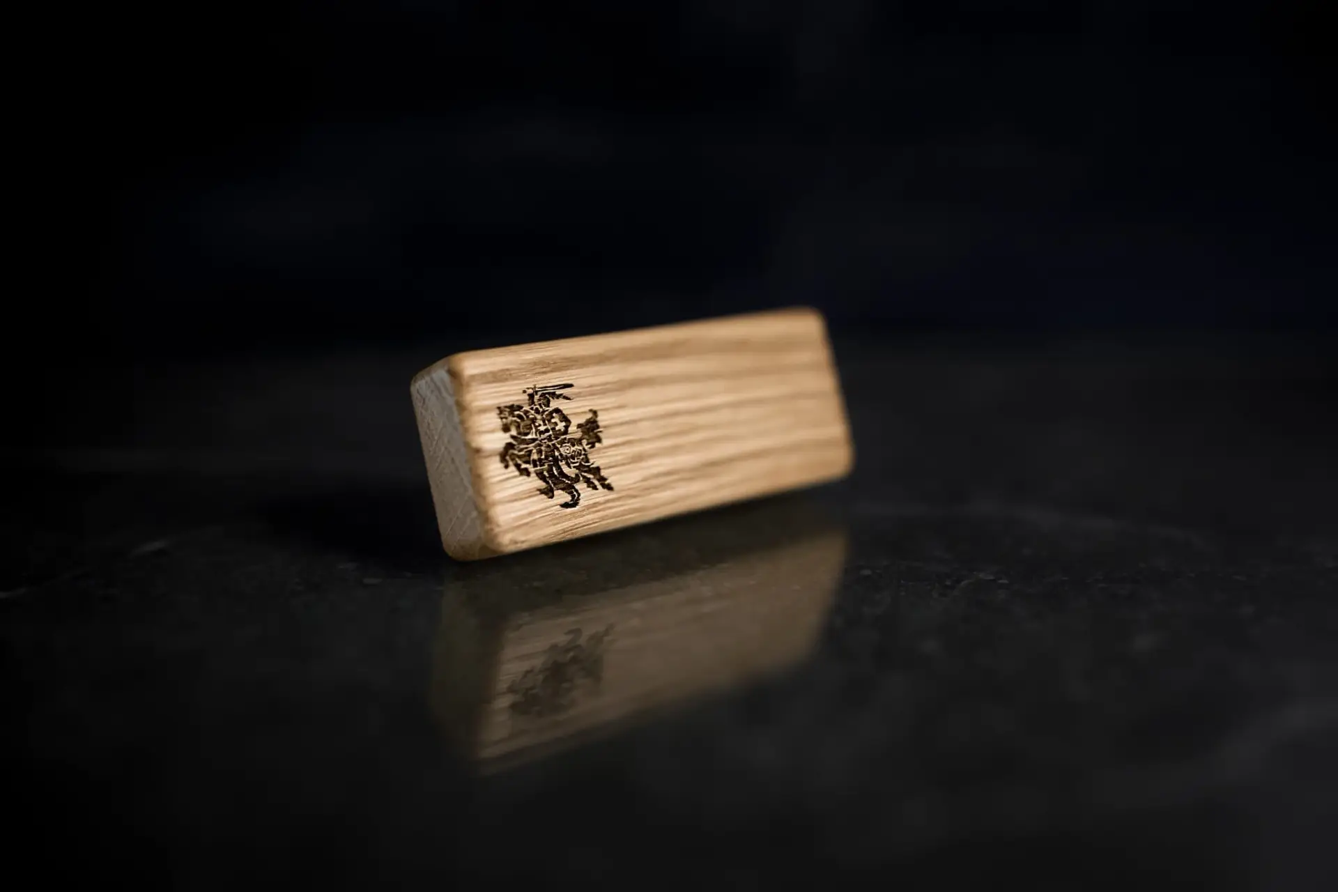 Mediniai kvapukai automobiliui – natūralus dizainas su unikalia Lietuvos simbolika! Pasirinkite tamsų riešutmedį su subtilia širdimi ar šviesų ąžuolą su išraiškingu Vyčiu. Tinka automobiliui, namams ar biurui. Galimi individualūs užsakymai. Užsisakykite iš gamintojo medzio karma