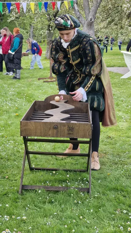 Lauko žaidimų gamyba medžio karma