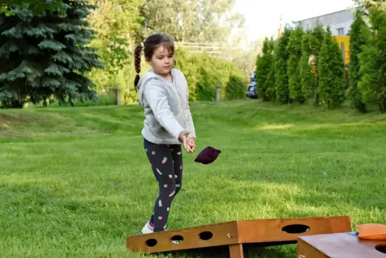 Kukurūzų futbolo (cornhole) žaidimas lauke – taškų skaičiuoklė
