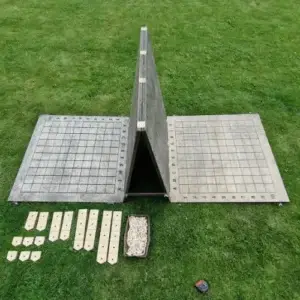 Medžio karma gaminami mediniai lauko žaidimai – didelio formato sprendimai renginiams, edukacijai ir aktyviam laisvalaikiui. Laivu musis