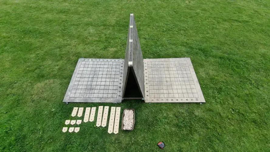 Medžio karma gaminami mediniai lauko žaidimai – didelio formato sprendimai renginiams, edukacijai ir aktyviam laisvalaikiui. Laivu musis