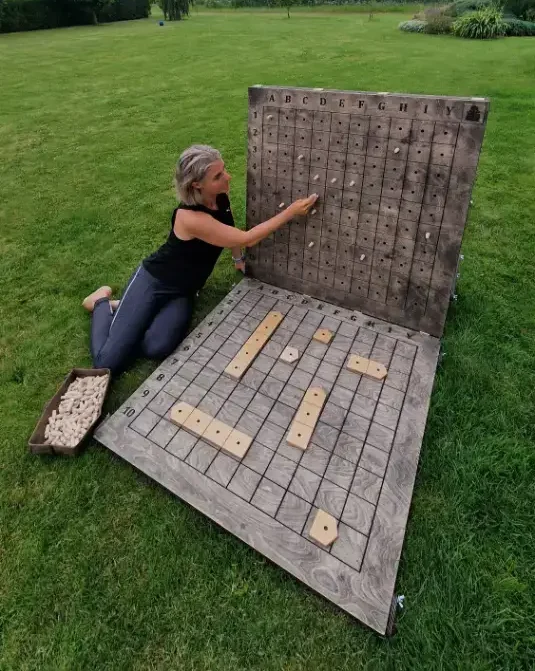 Medžio karma gaminami mediniai lauko žaidimai – didelio formato sprendimai renginiams, edukacijai ir aktyviam laisvalaikiui. Laivu musis