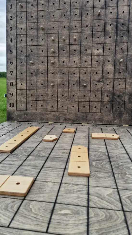 Medžio karma gaminami mediniai lauko žaidimai – didelio formato sprendimai renginiams, edukacijai ir aktyviam laisvalaikiui. Laivu musis