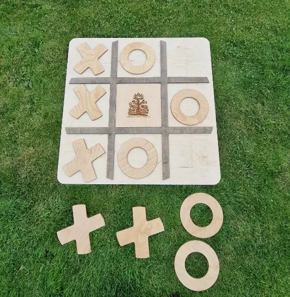 Medžio karma gaminami mediniai lauko žaidimai – didelio formato sprendimai renginiams, edukacijai ir aktyviam laisvalaikiui. kryziukai nuliukai