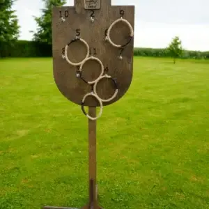 Medinis taiklumo žaidimas „Žiedų karalius“ – virviniai žiedai metami į vertikaliai stovinčią taikinio lentą.