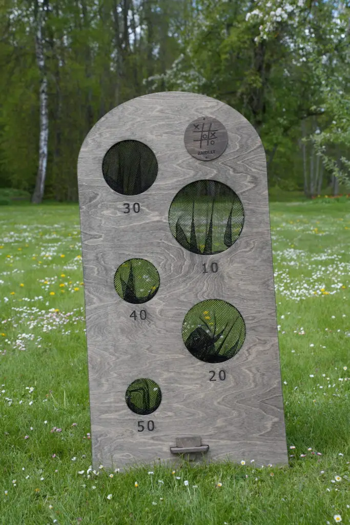 Skylė sienoje – medinis lauko žaidimas vaikams ir suaugusiems