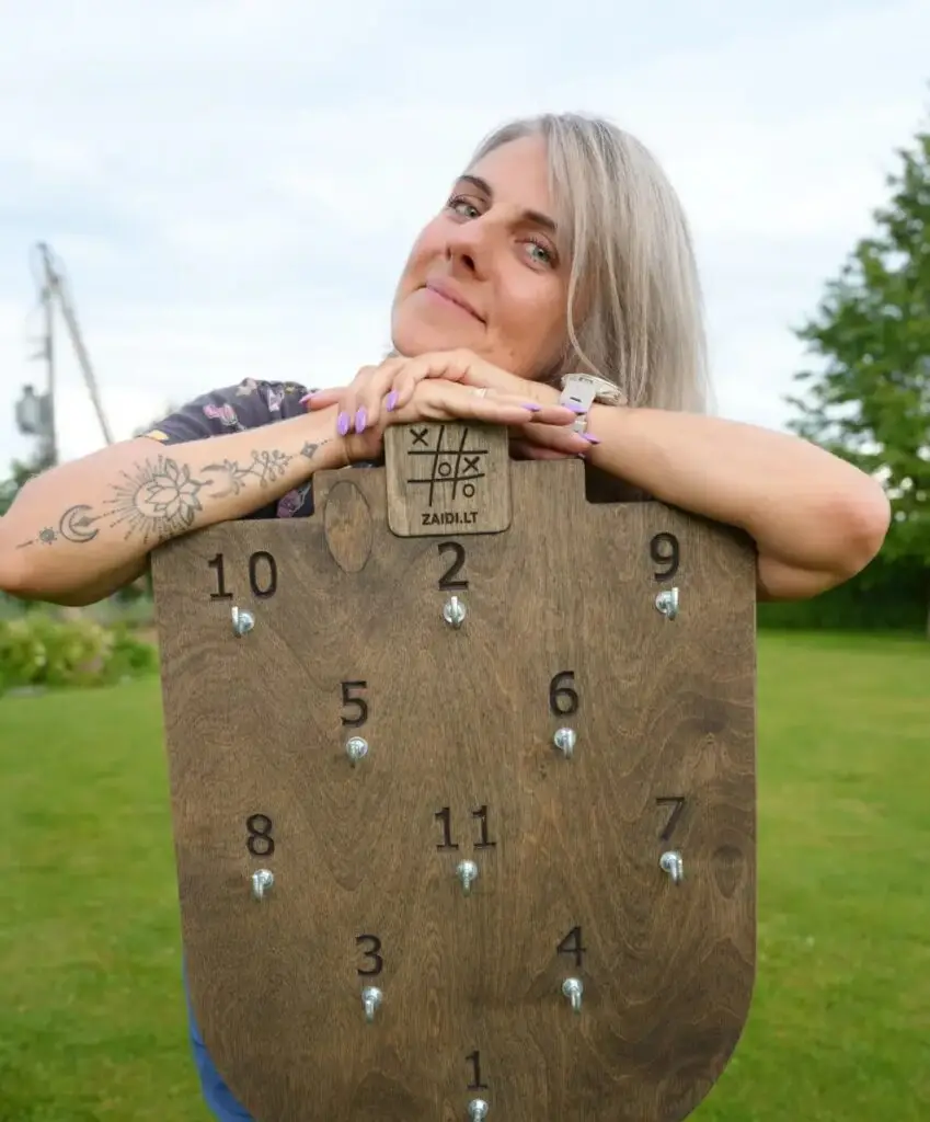 Moteris su mediniu taiklumo žaidimu Žiedų karalius – Medžio Karma lauko žaidimų gamyba su jūsų įmonės logotipu