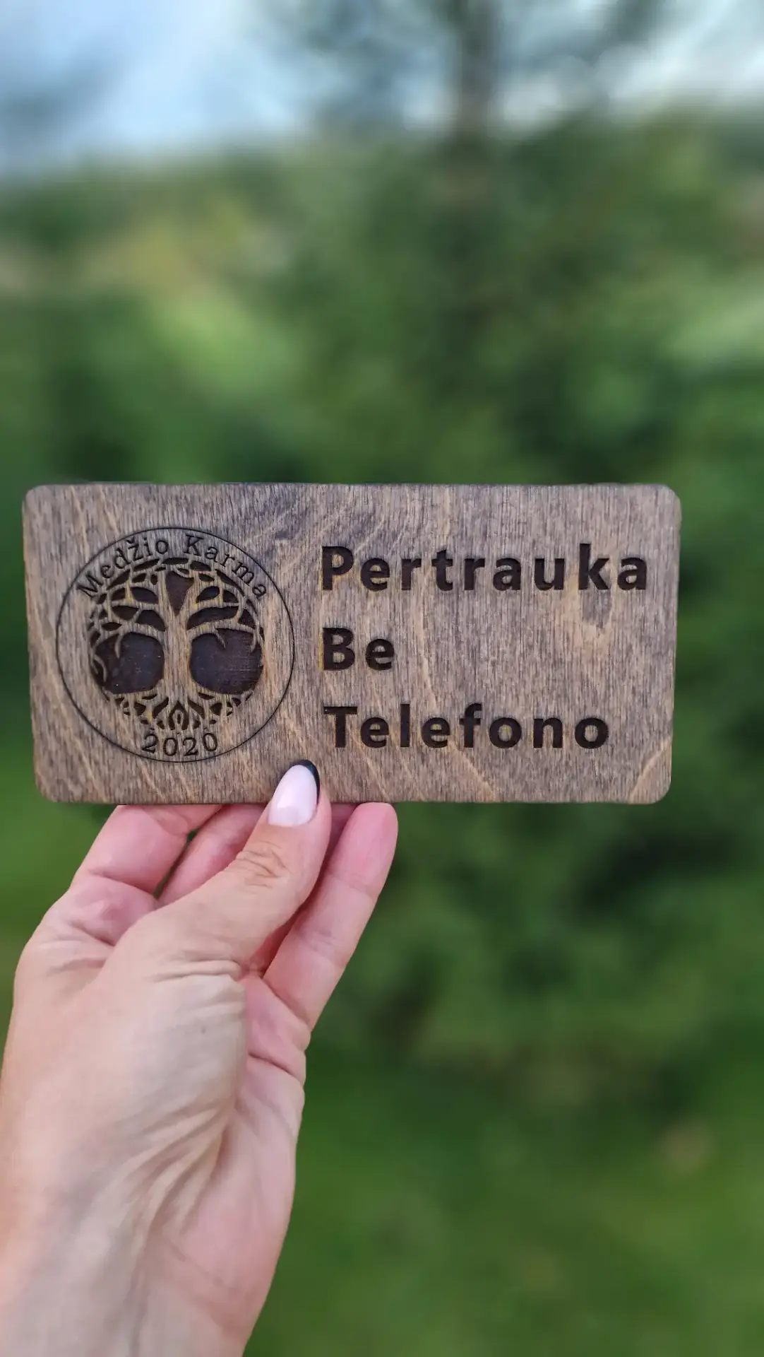 Medinis ženklas su logotipu Pertrauka be telefono – aktyvių pertraukų simbolis