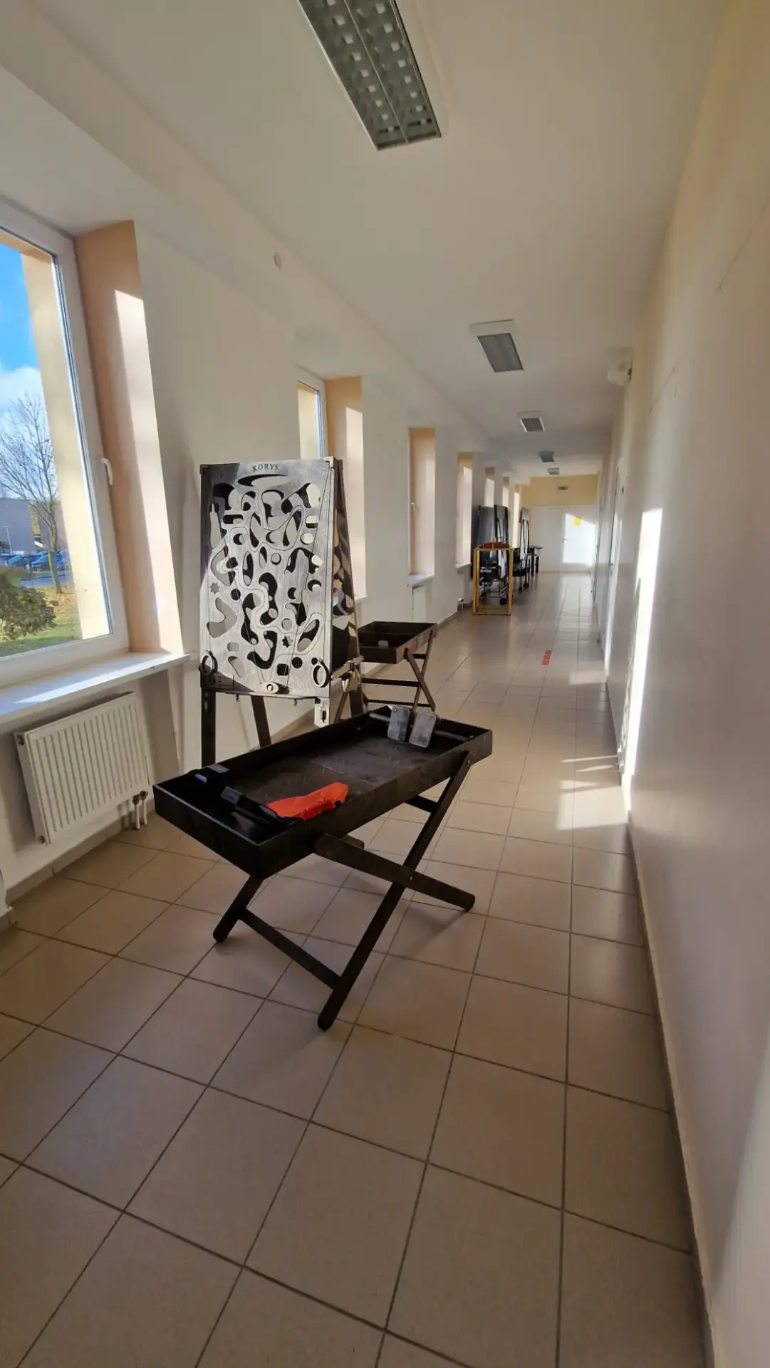 Medžio Karma mediniai žaidimai mokyklos koridoriuje — programa Pertrauka be telefono, Kužių mokykla, Šiaulių rajonas