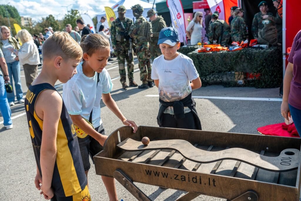 Didelis medinis ZigZag žaidimas šventėms ir renginiams. Medžio karma lauko žaidimų nuoma
