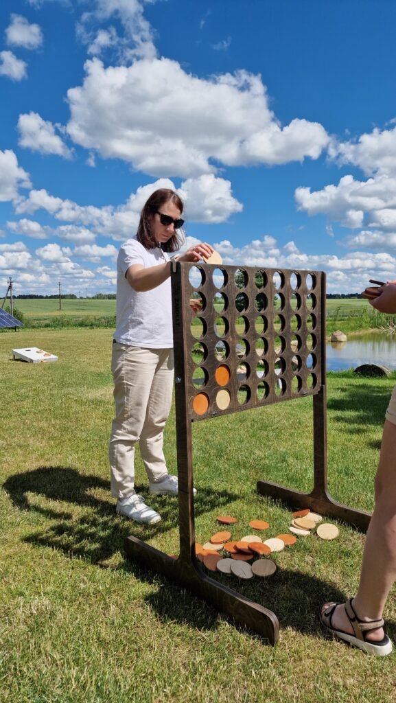 Įmonės vakarėlis, teambuilding dalyviai žaidžia strateginį lauko žaidimą Ketvirtas eilėje. Lauko žaidimų gamyba Lietuvoje, Medžio karma
