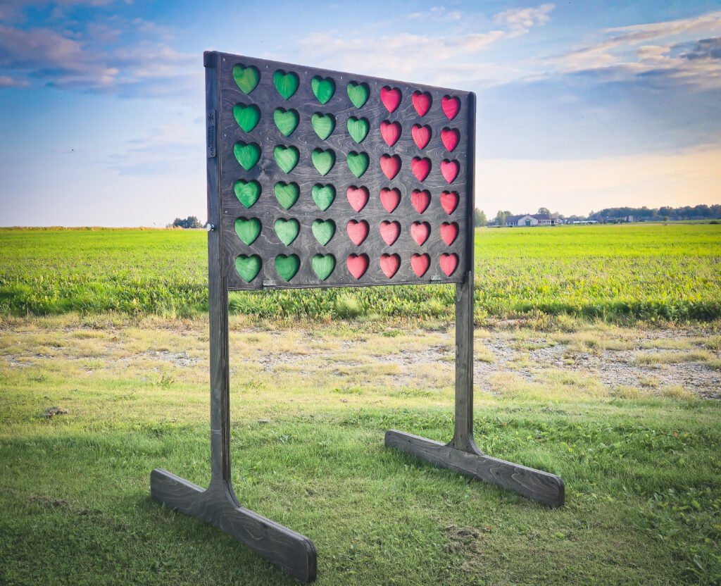 Personalizuotas lauko žaidimas Ketvirtas eilėje, parinktos skirtingos spalvos derincios prie imones logotipo spalvu. Lauko žaidimų gamyba Lietuvoje, Medžio karma