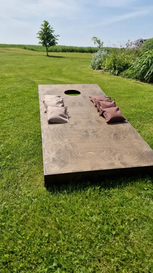 Cornhole (kukurūzų futbolo) maišeliai dviejų spalvų – rinkinio spalvų derinio vaizdas iš arti.