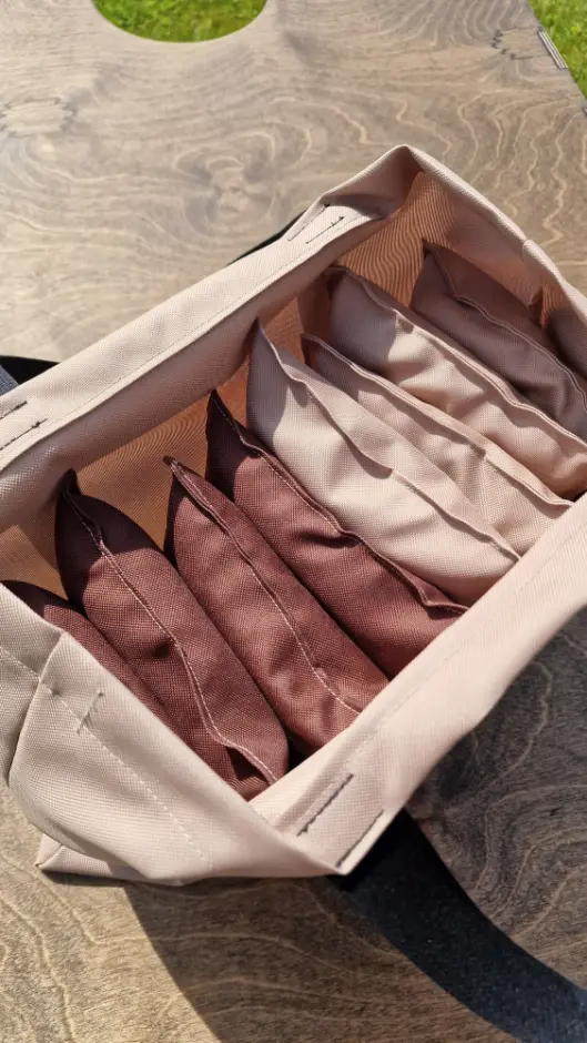 Cornhole (kukurūzų futbolo) maišeliai dviejų spalvų – rinkinio spalvų derinio vaizdas iš arti. Medžio karma, lauko žaidimų gamintojas