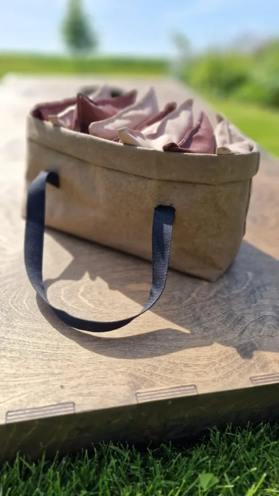 Cornhole (kukurūzų futbolo) maišeliai dviejų spalvų – rinkinio spalvų derinio vaizdas iš arti. medžio karma lauko žaidimų gamintojas