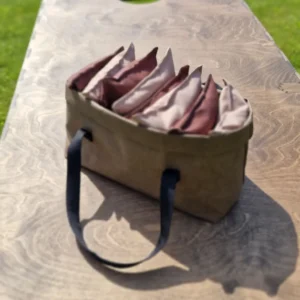 Cornhole (kukurūzų futbolo) maišeliai dviejų spalvų – rinkinio spalvų derinio vaizdas iš arti. Medžio karma lauko žaidimų gamyba