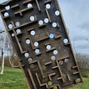 Medistau (Medžio Karma) gamintas medinis horizontalus lauko labirinto žaidimas vaikams ir suaugusiems – didelė iššūkių lenta su skylėmis ir takeliais.