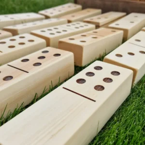 Medistau (Medžio Karma) gaminami dideli mediniai domino blokai lauko žaidimams – masyvūs, tvirti elementai renginiams ir šeimos pramogoms.