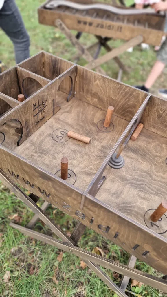 Sukutis medinis lauko žaidimas su kėgliukais. Medžio karma