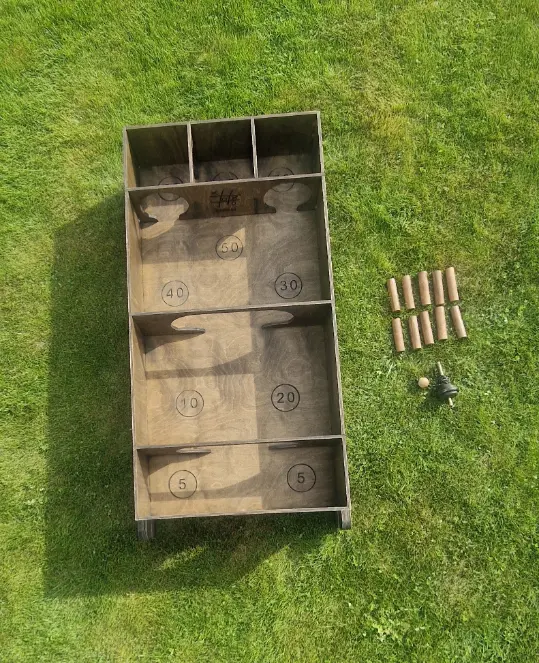 Sukutis medinis lauko žaidimas su kėgliukais. Medžio karma