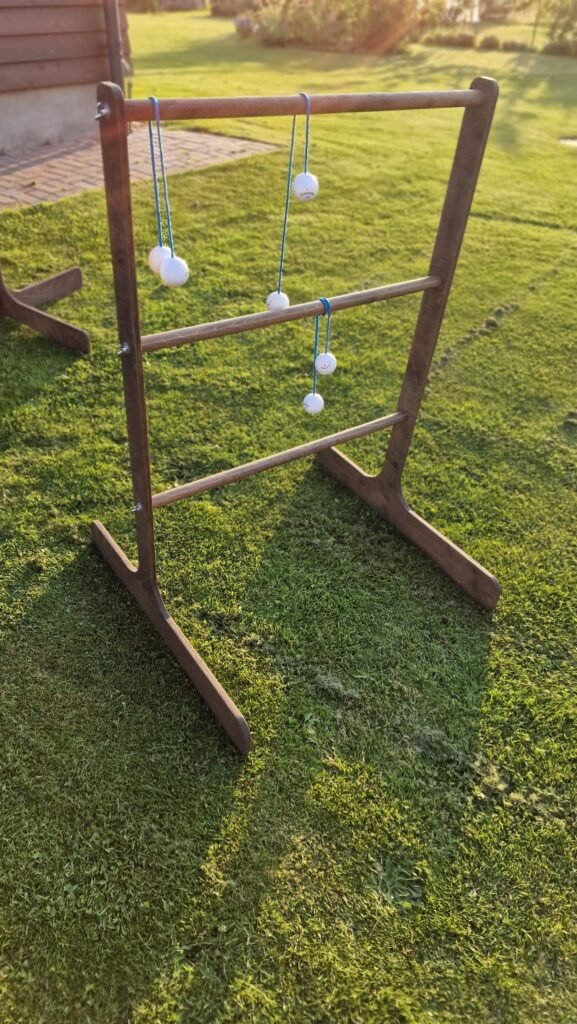 Komandinis lauko žaidimas kopetėlių golfas su žaidėjais. Lauko žaidimų gamyba Lietuvoje. Medžio karma