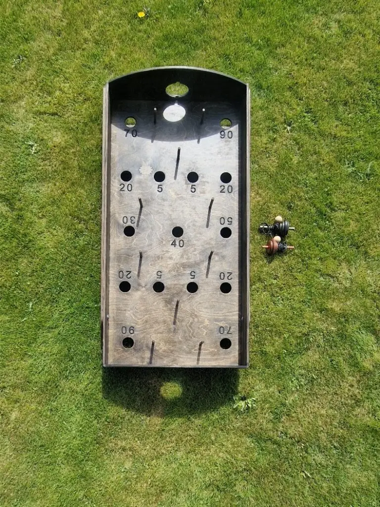 Didelis medinis lauko žaidimas Sukučių dvikova pastatytas ant žolės, tinkamas įmonių ir bendruomenių renginiams