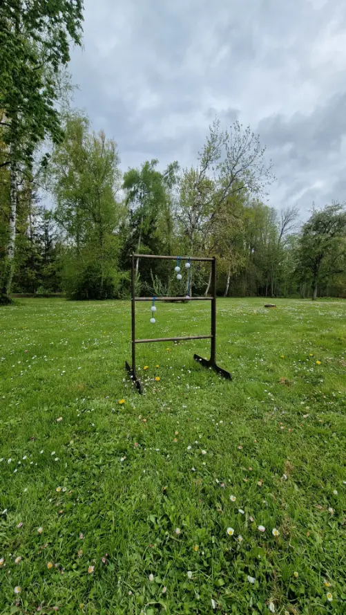 Komandinis lauko žaidimas kopetėlių golfas su žaidėjais. Lauko žaidimų gamyba Lietuvoje. Medžio karma