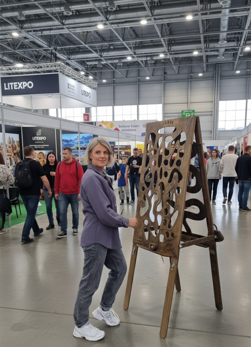 Medžio karma medinis stalo futbolas parodoje — interaktyvus medinis žaidimas su logotipu pritraukia dėmesį renginyje