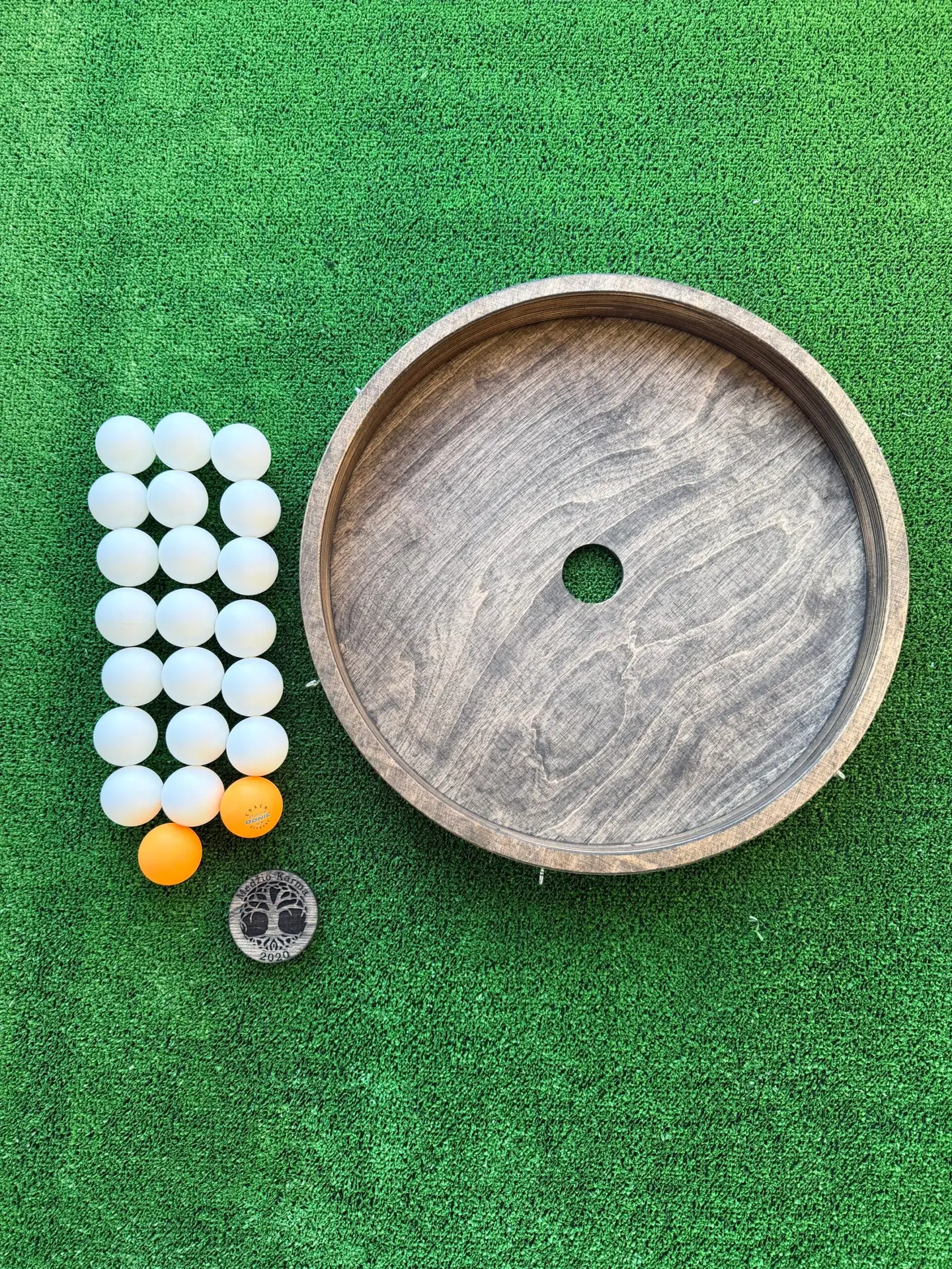 aktyvus medinis žaidimas patalpose – kamuoliukai ant apvalios lentos