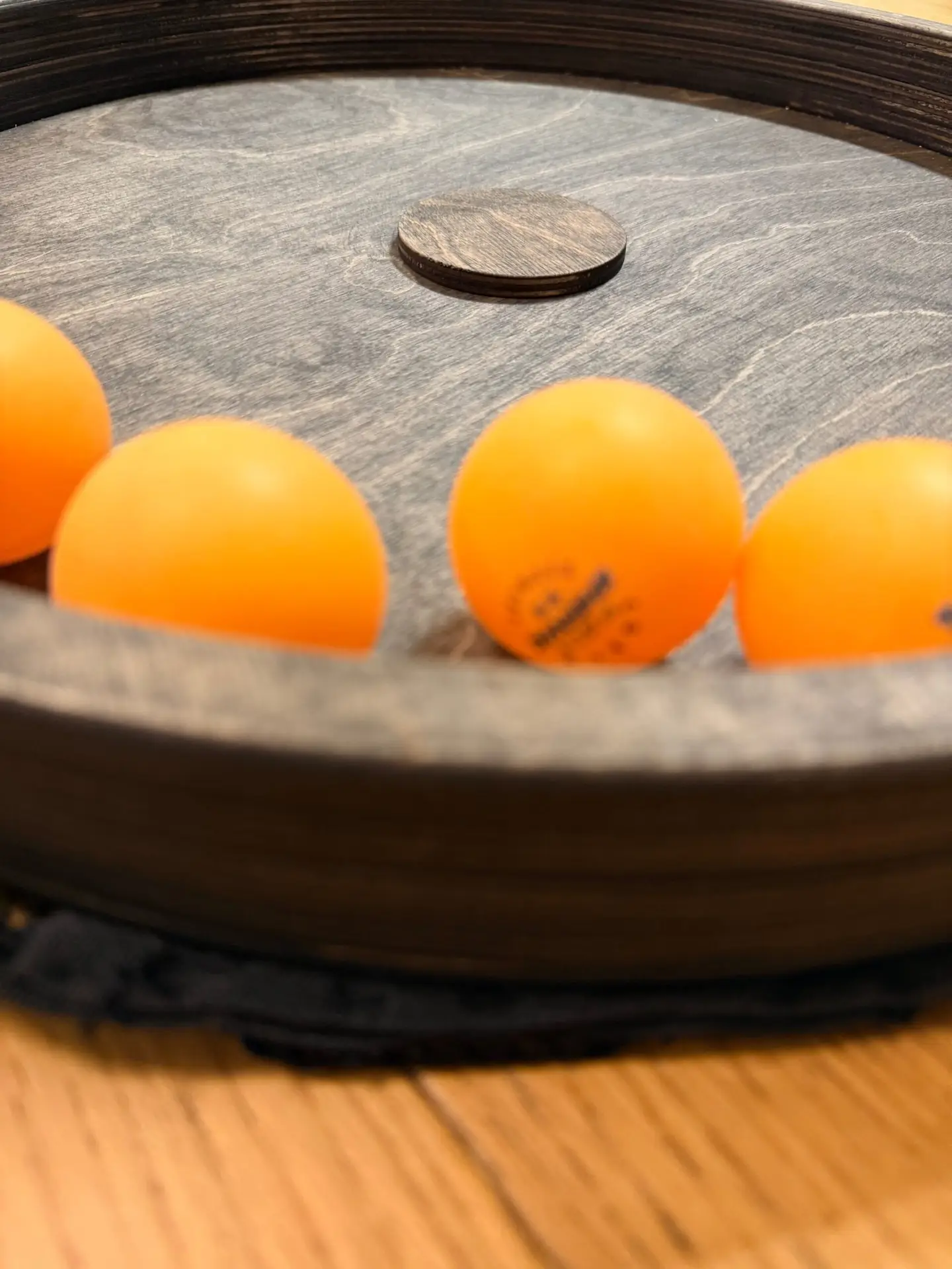 kamuoliukų žaidimas įmonei – medinė lenta su oranžiniais kamuoliukais