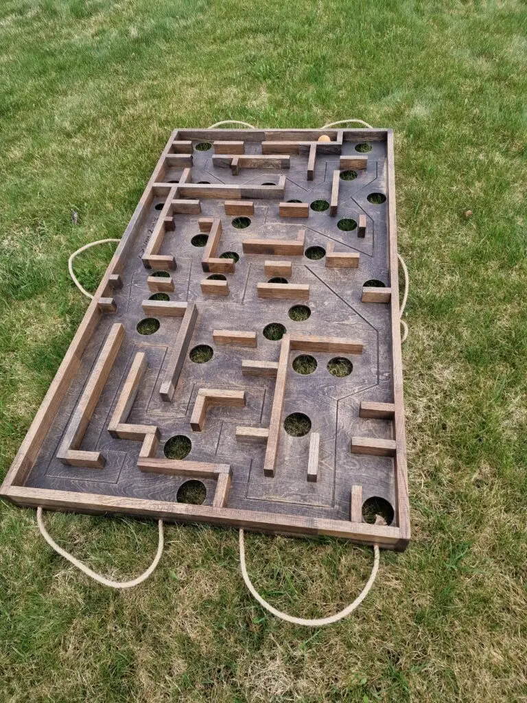 Medinis horizontalus labirintas su skylutėmis ir medinėmis sienelėmis – didelis lauko žaidimas, 92x160 cm, Medžio Karma