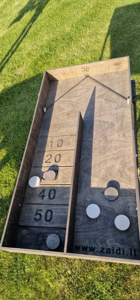 Šaškės su guma – medinio lauko žaidimo vidus su taškų zononomis ir medinėmis šaškėmis