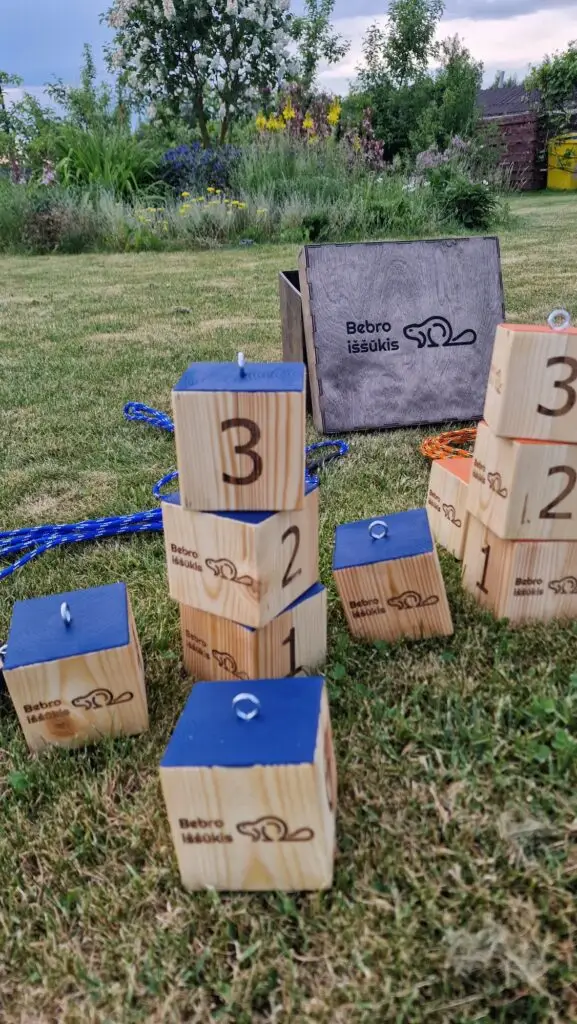 Komandinis lauko žaidimas Bokštas – mediniai kubeliai su skaičiais ir faneros dėžutė