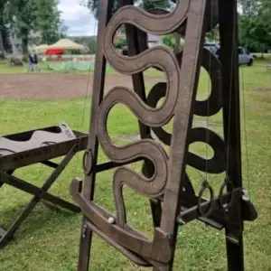Didelis medinis lauko žaidimas Gyvatėlė ant medinių kojų – 170 cm aukščio konstrukcija lauke. lauko žaidimai festivalyje