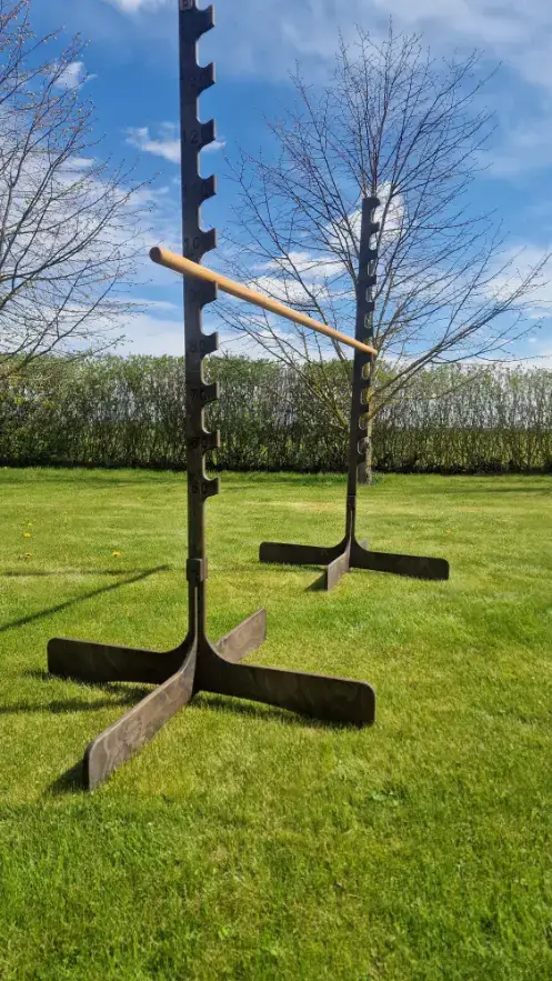 Medinis limbo rėmas su reguliuojamu aukščiu – vaizdas iš šono