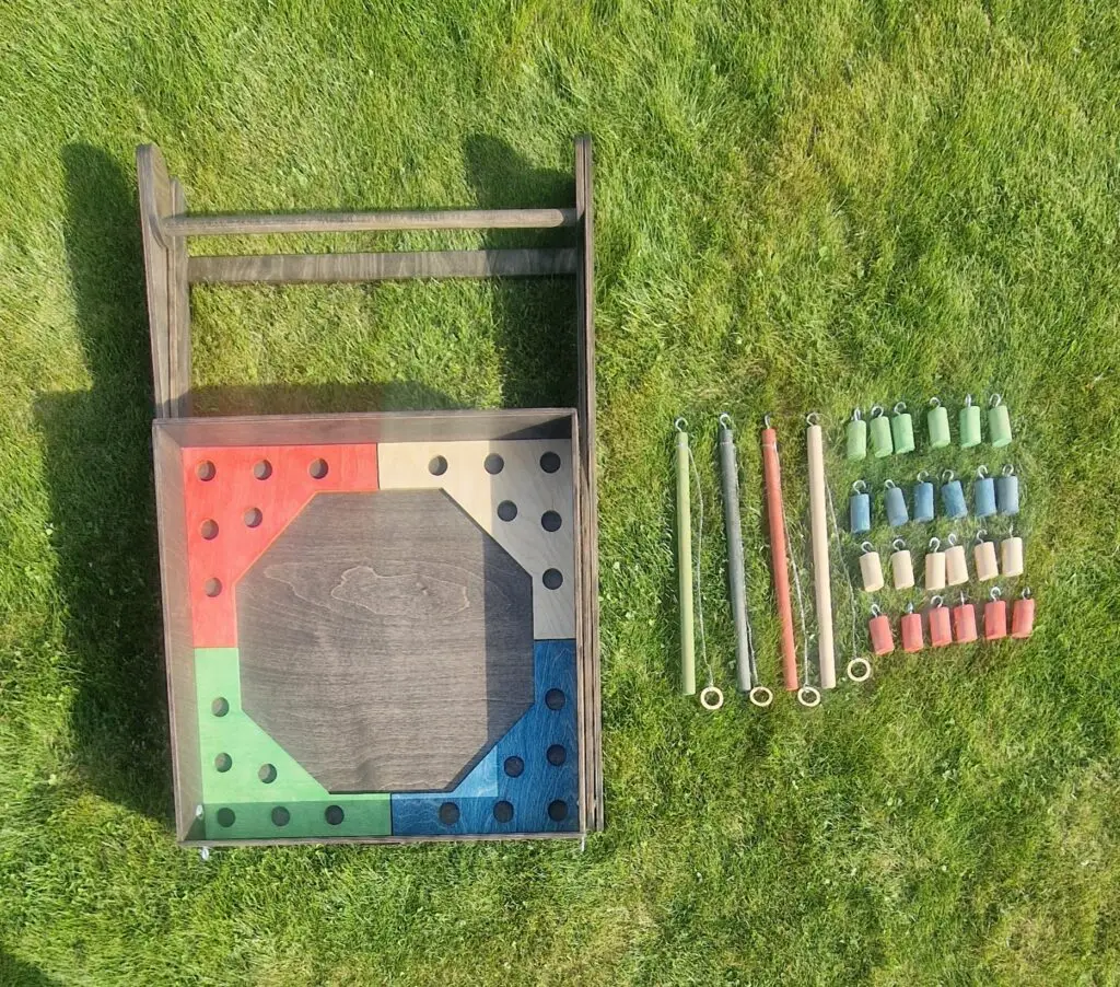 Medinis lauko žvejybos žaidimas – komplektacija su lenta, 4 meškerėmis ir 24 spalvotomis žuvelėmis ant žolės