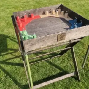 Medinis lauko žvejybos žaidimas – komplektacija su lenta, 4 meškerėmis ir 24 spalvotomis žuvelėmis ant žolės