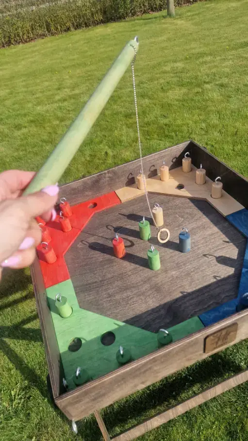 Medinis lauko žvejybos žaidimas – komplektacija su lenta, 4 meškerėmis ir 24 spalvotomis žuvelėmis ant žolės