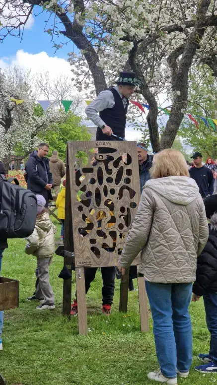 medinis lauko žaidimas Korys – įmonės komandos žaidžia renginyje, lauko žaidimų gamyba Medžio karma