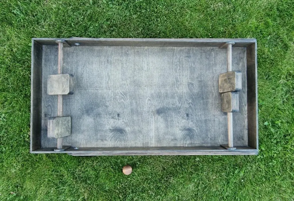 Medžio Karma stalo futbolas medinis – laukelio vaizdas su žaidėjais ant strypų ir mediniu kamuoliuku