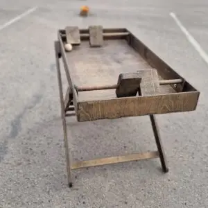 Medžio Karma stalo futbolas – sulankstomų kojų konstrukcija iš šono, tinka prie įmonės stendo