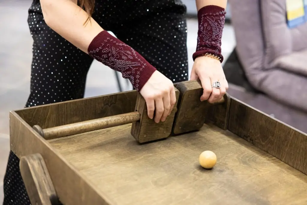 Medžio Karma medinis stalo futbolas – surenkamas Maltiečių sriubos renginyje Tilžės prekybos centre Šiauliuose