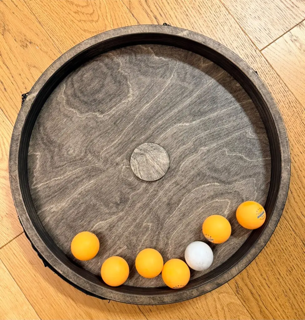 medinis kamuoliukų žaidimas lauke ir patalpose – vaizdas iš viršaus