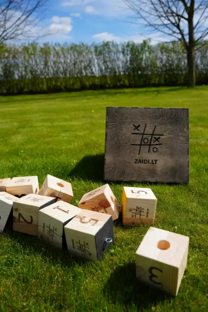 Medinis kubelis su graviruotu logotipu – Bokšto komandinio lauko žaidimo detalė. lauko žaidimų gamyba Medžio karma