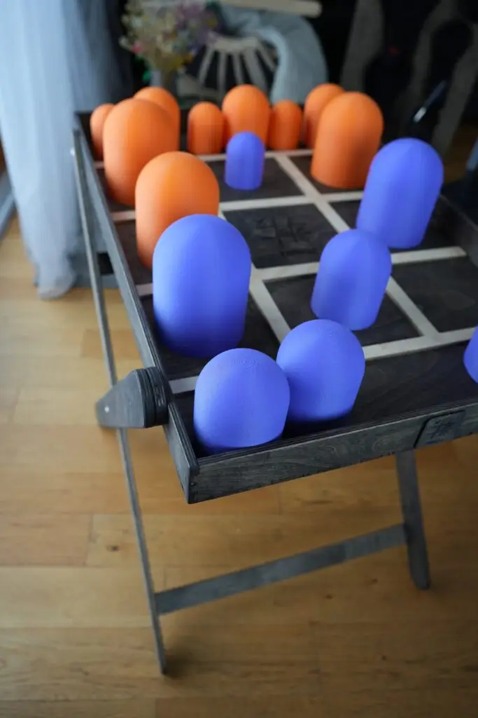 Medžio Karma gobblet 3D kryžiukai – 3x3 tinklelis su trimis figūrų dydžiais, gaminamas Lietuvoje